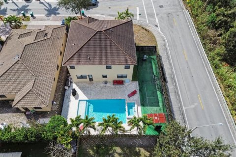 House in Miami, Florida 4 bedrooms, 245.26 sq.m. № 2030401 - photo 2