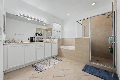 House in Miami, Florida 4 bedrooms, 245.26 sq.m. № 2030401 - photo 15