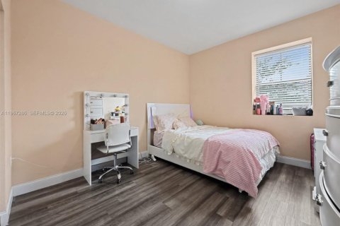 House in Miami, Florida 4 bedrooms, 245.26 sq.m. № 2030401 - photo 16