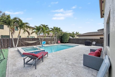 House in Miami, Florida 4 bedrooms, 245.26 sq.m. № 2030401 - photo 23