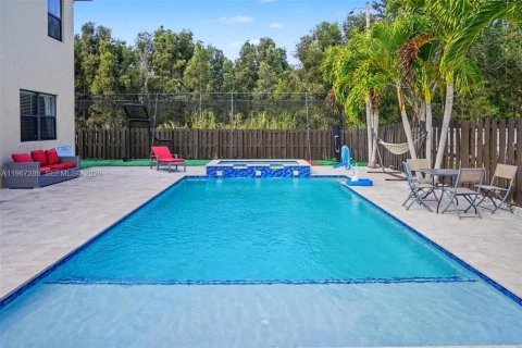 House in Miami, Florida 4 bedrooms, 245.26 sq.m. № 2030401 - photo 22