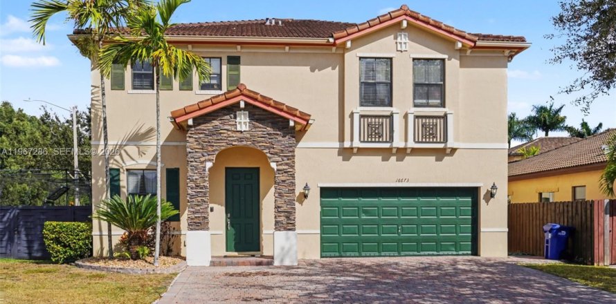 House in Miami, Florida 4 bedrooms, 245.26 sq.m. № 2030401