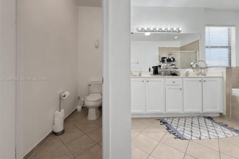 House in Miami, Florida 4 bedrooms, 245.26 sq.m. № 2030401 - photo 14