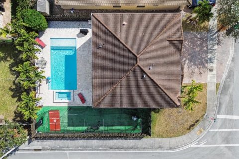 House in Miami, Florida 4 bedrooms, 245.26 sq.m. № 2030401 - photo 3