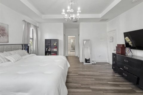 House in Miami, Florida 4 bedrooms, 245.26 sq.m. № 2030401 - photo 13