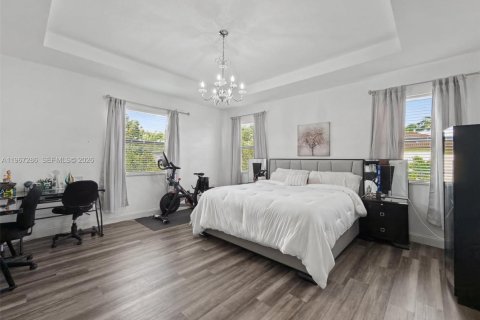 House in Miami, Florida 4 bedrooms, 245.26 sq.m. № 2030401 - photo 12