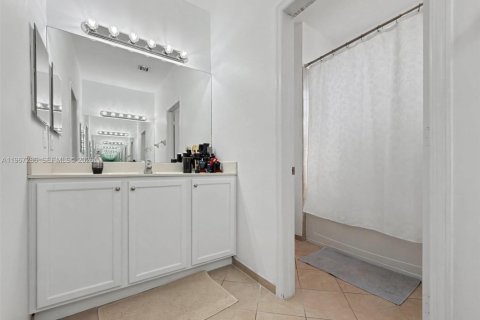 House in Miami, Florida 4 bedrooms, 245.26 sq.m. № 2030401 - photo 20