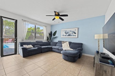 House in Miami, Florida 4 bedrooms, 245.26 sq.m. № 2030401 - photo 11