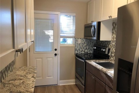 Appartement à louer à Tampa, Floride: 2 chambres, 244.52 m2 № 2096079 - photo 2
