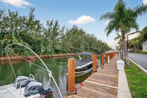 Купить кондоминиум в Форт-Лодердейл, Флорида 2 спальни, 111.48м2, № 2009763 - фото 2