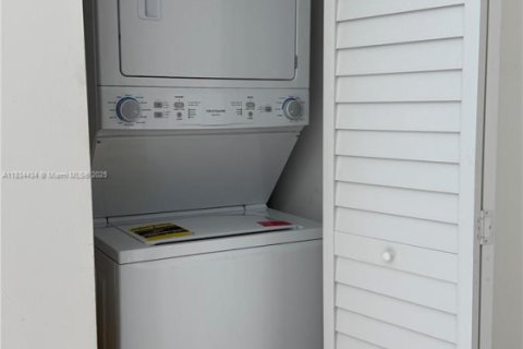 Condo in Miami, Florida, 2 bedrooms  № 1830519 - photo 17