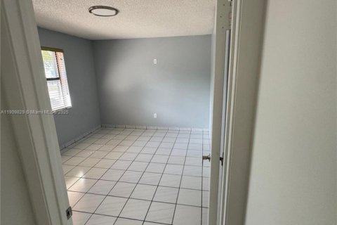 Villa ou maison à louer à Miami, Floride: 4 chambres, 234.86 m2 № 1966357 - photo 2