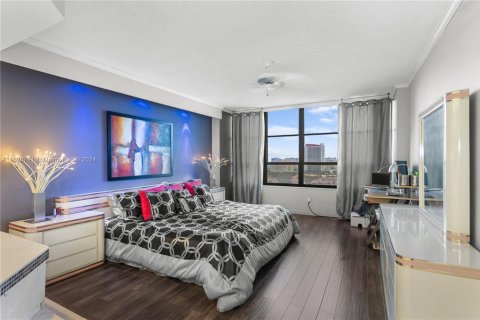 Condominio en venta en Hallandale Beach, Florida, 2 dormitorios, 130.06 m2 № 1811538 - foto 16