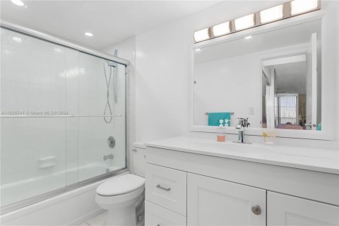 Condominio en venta en Hallandale Beach, Florida, 2 dormitorios, 130.06 m2 № 1811538 - foto 24