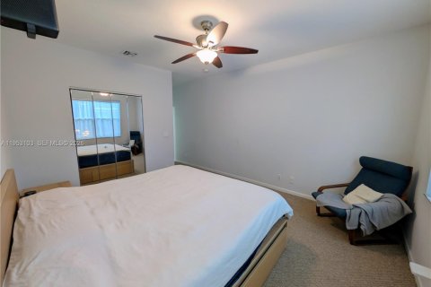 Condo in Palm Springs, Florida, 3 bedrooms  № 2052862 - photo 24