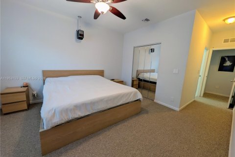 Condo in Palm Springs, Florida, 3 bedrooms  № 2052862 - photo 23