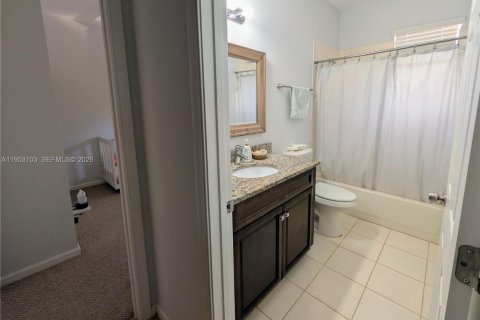 Condo in Palm Springs, Florida, 3 bedrooms  № 2052862 - photo 16