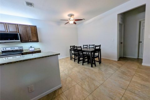 Condo in Palm Springs, Florida, 3 bedrooms  № 2052862 - photo 13