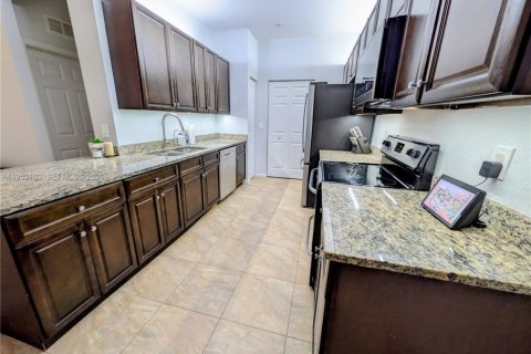 Condo in Palm Springs, Florida, 3 bedrooms  № 2052862 - photo 7