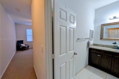 Condo in Palm Springs, Florida, 3 bedrooms  № 2052862 - photo 20