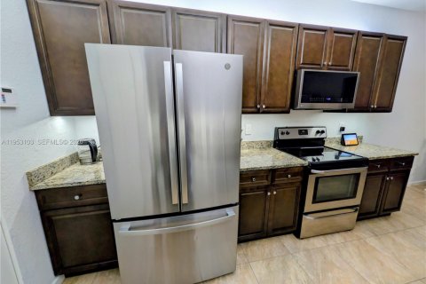 Condo in Palm Springs, Florida, 3 bedrooms  № 2052862 - photo 3