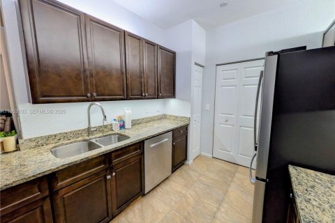 Condo in Palm Springs, Florida, 3 bedrooms  № 2052862 - photo 4