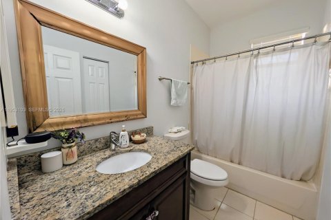 Condo in Palm Springs, Florida, 3 bedrooms  № 2052862 - photo 17