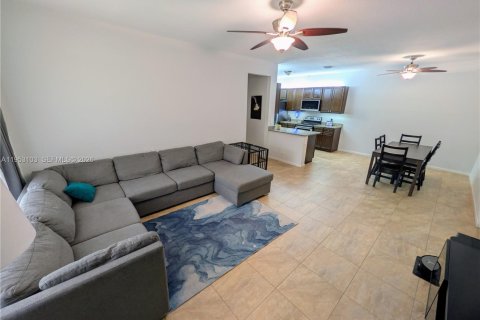 Condo in Palm Springs, Florida, 3 bedrooms  № 2052862 - photo 25