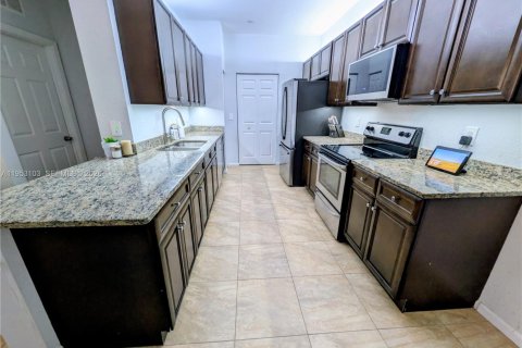 Condo in Palm Springs, Florida, 3 bedrooms  № 2052862 - photo 6