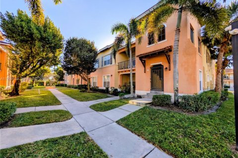 Condo in Palm Springs, Florida, 3 bedrooms  № 2052862