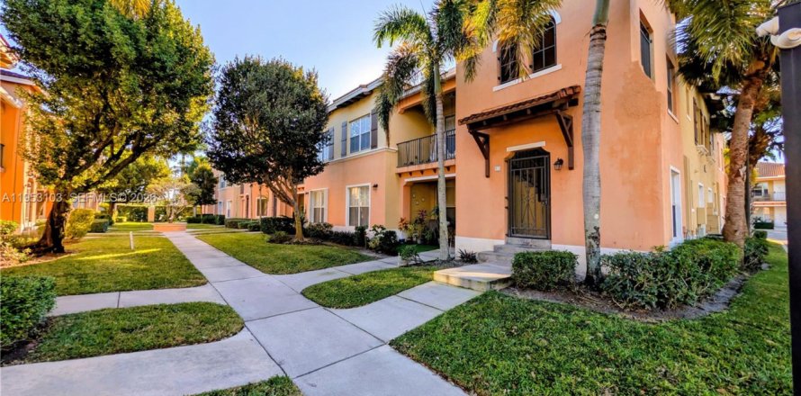 Condo in Palm Springs, Florida, 3 bedrooms  № 2052862