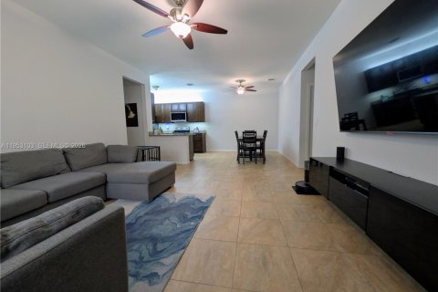 Condo in Palm Springs, Florida, 3 bedrooms  № 2052862 - photo 27