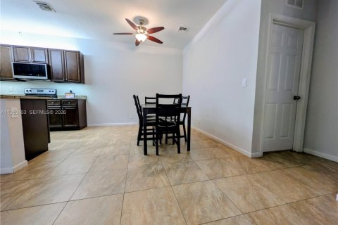 Condo in Palm Springs, Florida, 3 bedrooms  № 2052862 - photo 11