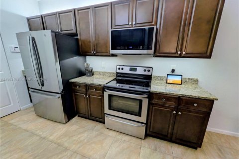 Condo in Palm Springs, Florida, 3 bedrooms  № 2052862 - photo 5