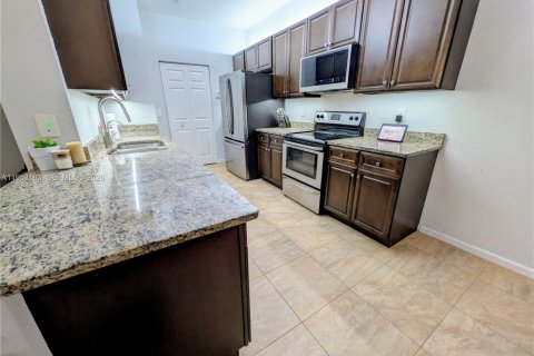 Condo in Palm Springs, Florida, 3 bedrooms  № 2052862 - photo 8