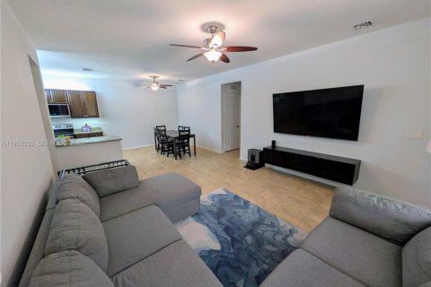 Condo in Palm Springs, Florida, 3 bedrooms  № 2052862 - photo 28