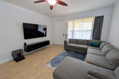 Condo in Palm Springs, Florida, 3 bedrooms  № 2052862 - photo 26