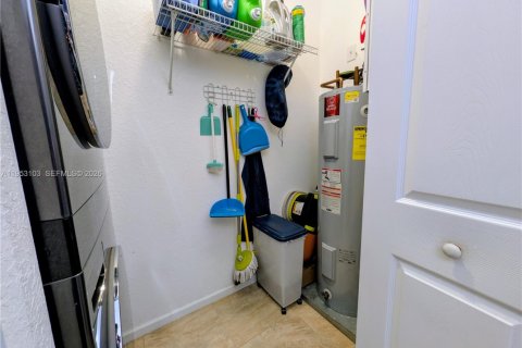 Condo in Palm Springs, Florida, 3 bedrooms  № 2052862 - photo 9