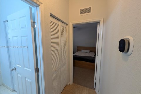 Condo in Palm Springs, Florida, 3 bedrooms  № 2052862 - photo 29