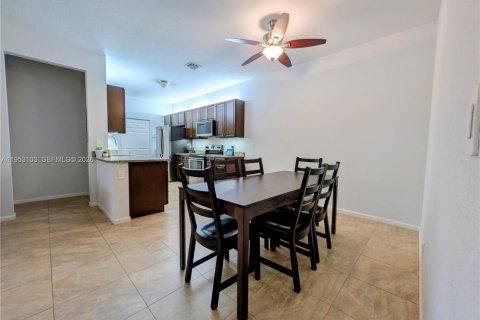 Condo in Palm Springs, Florida, 3 bedrooms  № 2052862 - photo 12