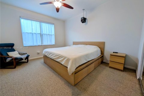 Condo in Palm Springs, Florida, 3 bedrooms  № 2052862 - photo 22