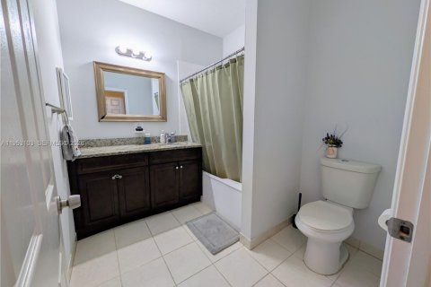 Condo in Palm Springs, Florida, 3 bedrooms  № 2052862 - photo 21