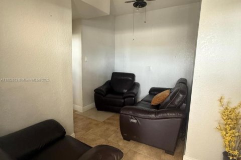 Casa en venta en Opa-locka, Florida, 4 dormitorios, 132.66 m2 № 1978044 - foto 2