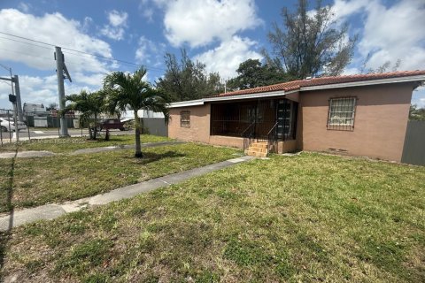 Casa en venta en Opa-locka, Florida, 4 dormitorios, 132.66 m2 № 1978044 - foto 1