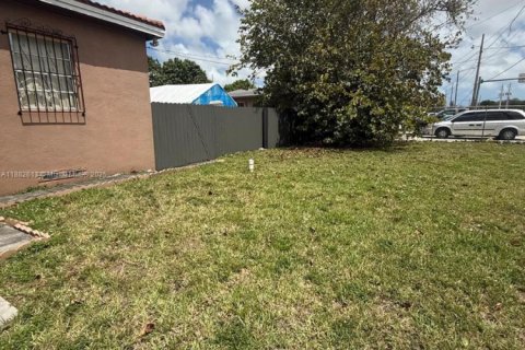 Casa en venta en Opa-locka, Florida, 4 dormitorios, 132.66 m2 № 1978044 - foto 10