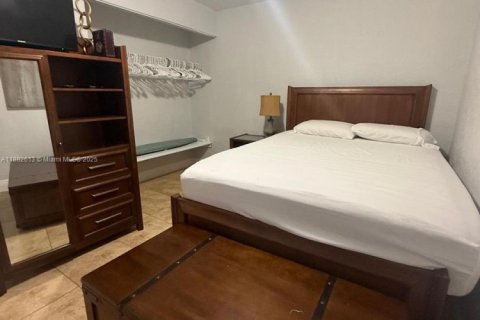 Casa en venta en Opa-locka, Florida, 4 dormitorios, 132.66 m2 № 1978044 - foto 5