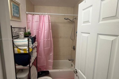 Casa en venta en Opa-locka, Florida, 4 dormitorios, 132.66 m2 № 1978044 - foto 7