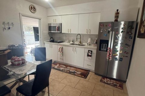 Casa en venta en Opa-locka, Florida, 4 dormitorios, 132.66 m2 № 1978044 - foto 6