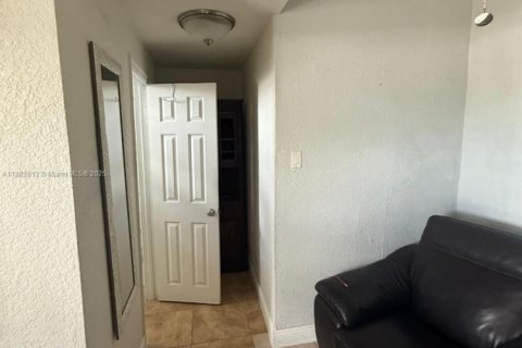 Casa en venta en Opa-locka, Florida, 4 dormitorios, 132.66 m2 № 1978044 - foto 3