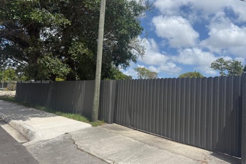 Casa en venta en Opa-locka, Florida, 4 dormitorios, 132.66 m2 № 1978044 - foto 13